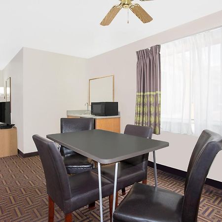 Super 8 By Wyndham Bloomfield Hotel Kültér fotó